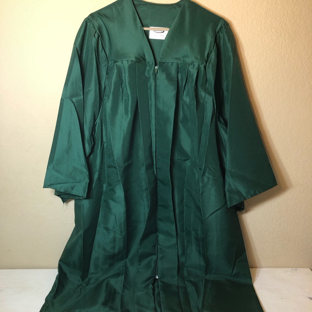 Jostens Classic Green Graduation Gown, Sz 5’1-5’3, Like New, Pet/Smoke free home